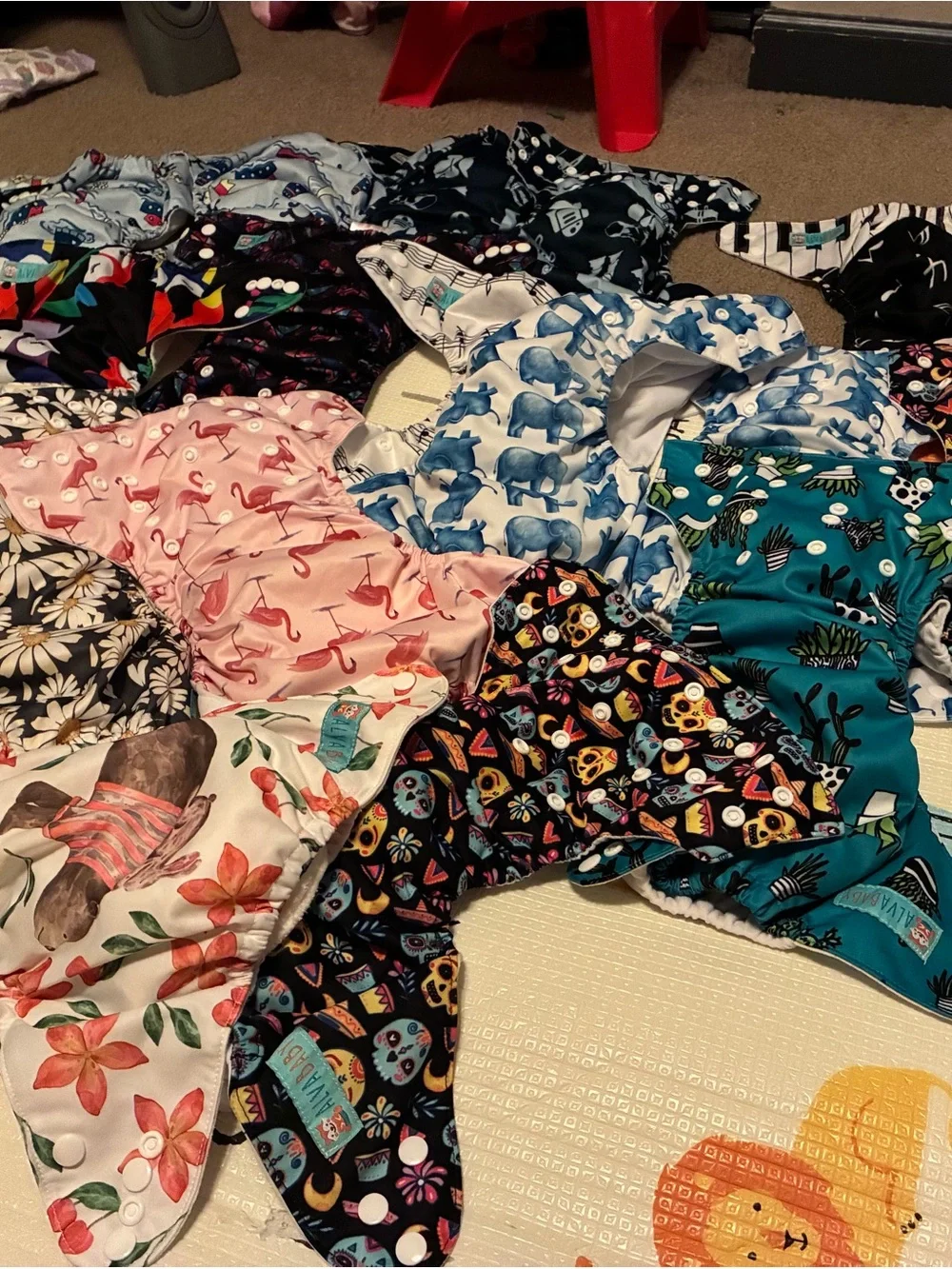 22 CLOTH DIAPERS ! Like new !